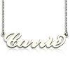Suivez la tendance en ajoutant ce joli collier prénom Carrie Bradshaw à personnaliser à votre boîte à bijoux, prénom découpé et poli de manière artisanale
