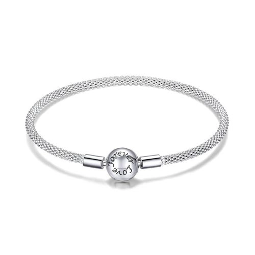 Craquez pour ce sublime bracelet à charms sphère, orné de l'inscription "Love forever", parfait pour commencer votre collection de charms