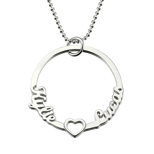 Laissez-vous séduire par ce joli collier prénom cercle et coeur personnalisé avec deux prénoms, c'est le cadeau idéal à offrir à la femme de votre vie