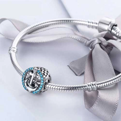 Charm ancre marine bleu en Argent 925 créez le style qui vous correspond, en ajoutant ce ravissant charm symbole de fraicheur, et de bonne humeur à votre bracelet