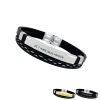 Bracelet homme personnalisable en cuir souple noir et plaque en acier inoxydable argent gravée avec une inscription