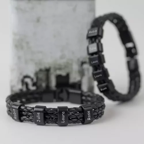 Deux bracelets pour homme en cuir avec 4 et 5 perles en acier personnalisées avec prénoms