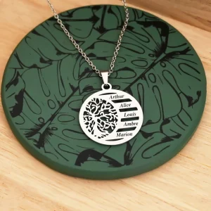 Collier avec une médaille en acier inoxydable ronde ornée d'un arbre de vie et gravé avec 5 prénoms