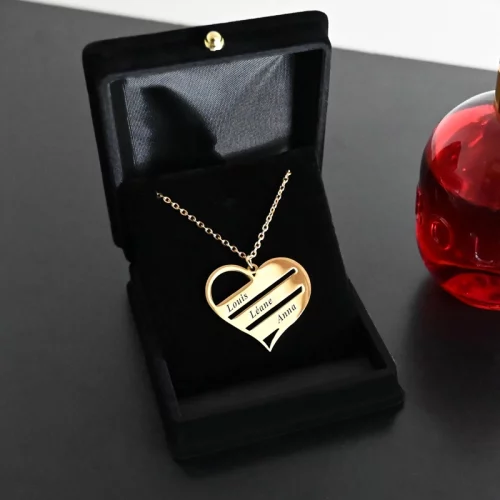 Collier cœur personnalisé 3 prénoms bijou personnalisé Créez un bijou unique avec un collier cœur et jusqu'à trois prénoms gravés.