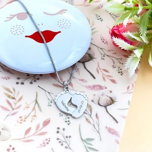 collier avec un pendentif de naissance représentant deux pieds de bébé gravé avec le prénom de bébé et sa date de naissance