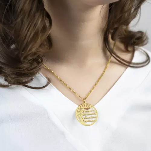 Collier prénoms arbre de vie personnalisé porté par une femme