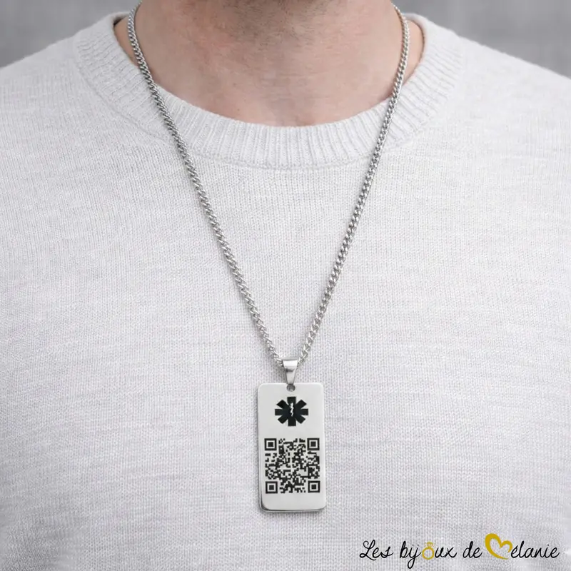 Homme qui porte un pendentif Médical QR Code – Les Bijoux de Mélanie