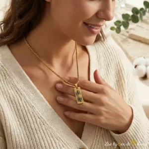 Collier gravé avec regard porté par une femme - Photo des yeux personnalisés - Les Bijoux de Mélanie