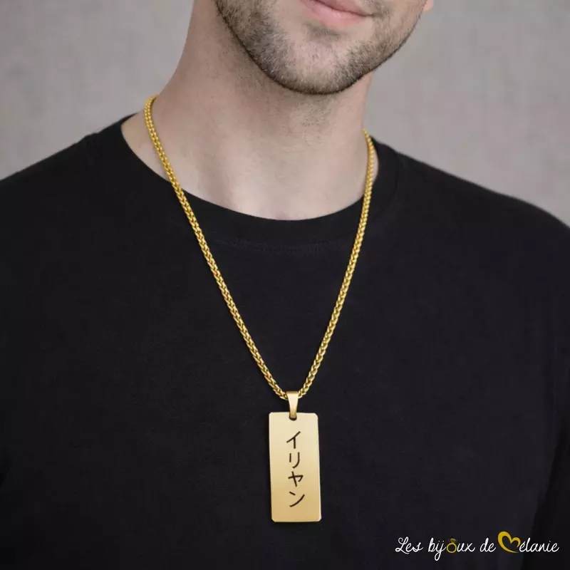 Un homme portant un collier avec prénom en japonais gravé - Les Bijoux de Mélanie
