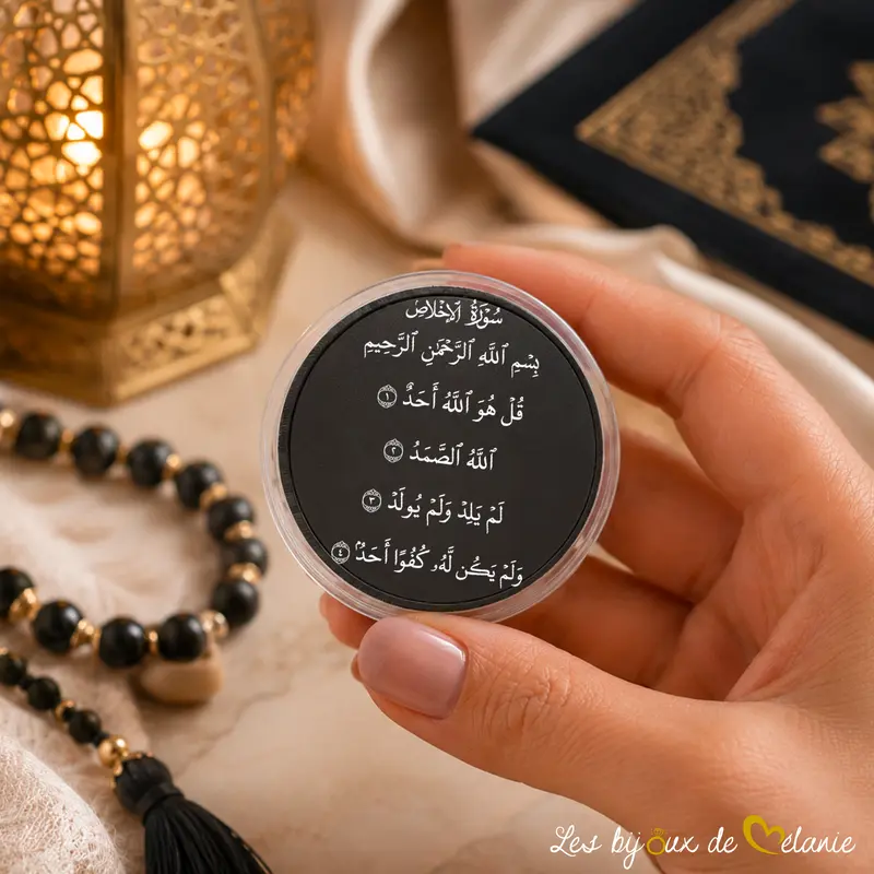 Médaille noire Sourate Al-Ikhlas Gravée - Les Bijoux de Mélanie