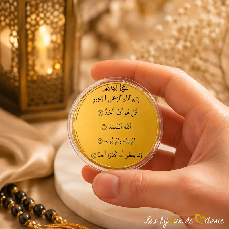 Médaille dorée Sourate Al-Ikhlas Gravée - Les Bijoux de Mélanie