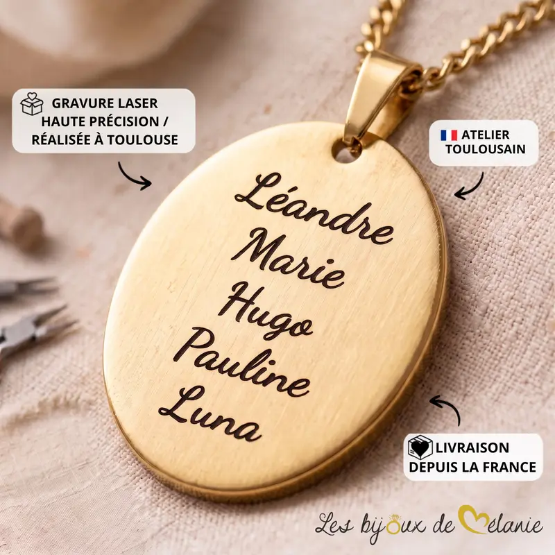 Collier médaille ovale personnalisée avec prénoms - Zoom gravure - Les Bijoux de Mélanie