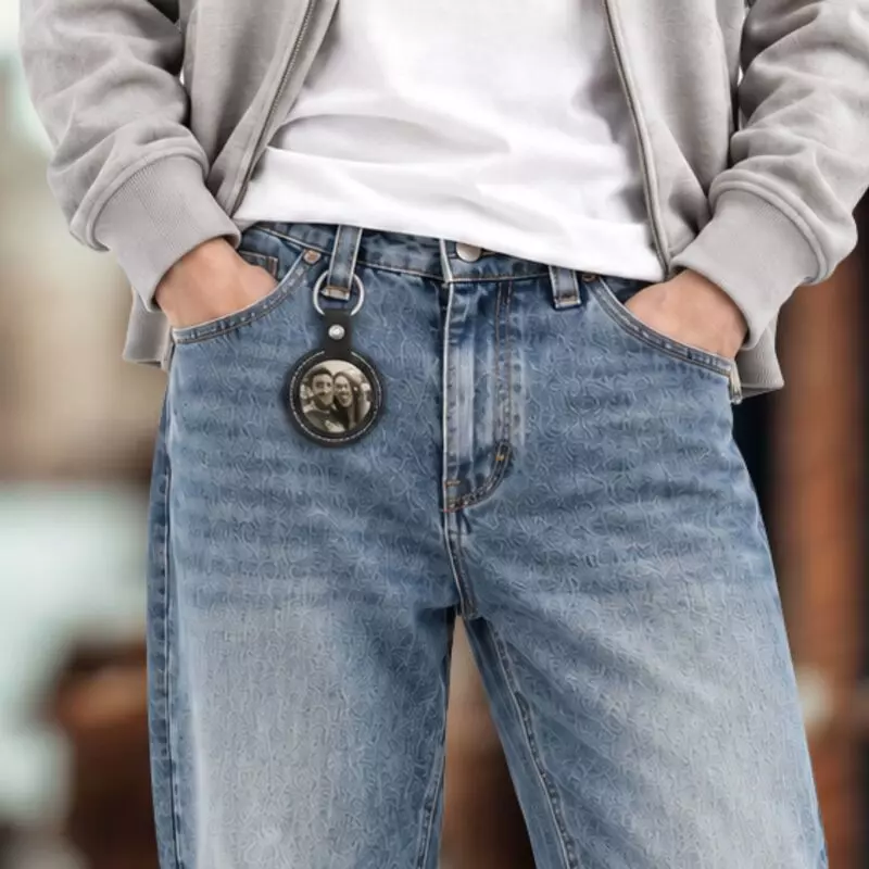 Porte-clé noir pour pièce personnalisée accroché au passant d'un jean bleu – Les Bijoux de Mélanie