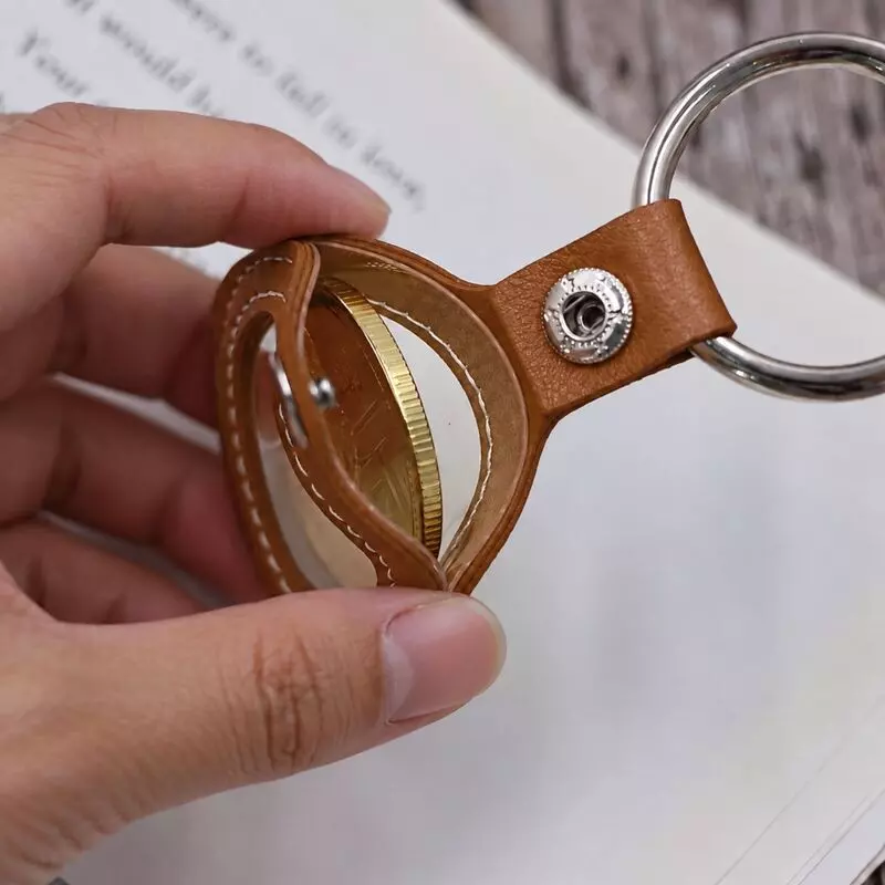 Porte-clé marron en PU ouvert montrant la fermeture pression et l'emplacement pour pièce de 40 mm – Les Bijoux de Mélanie