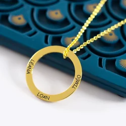 Collier anneau prénoms personnalisés gravé avec trois prénoms en plaqué or 18 carats